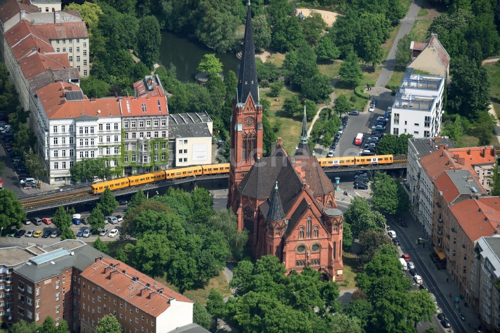 Berlin von oben - Kirchengebäude der American Church an der