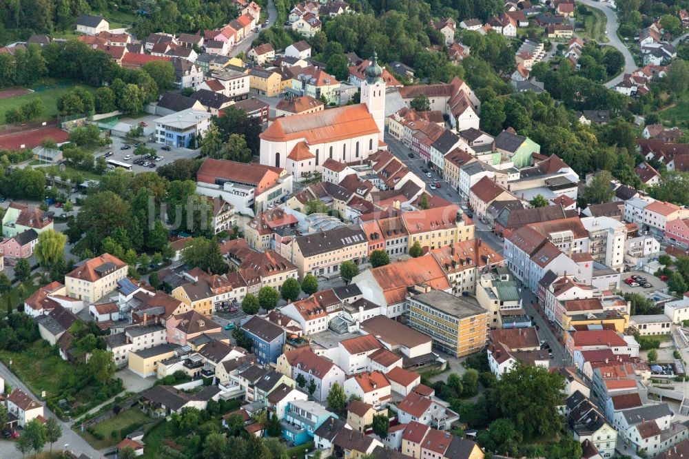 Luftaufnahme Landau an der Isar Kirchengebäude der