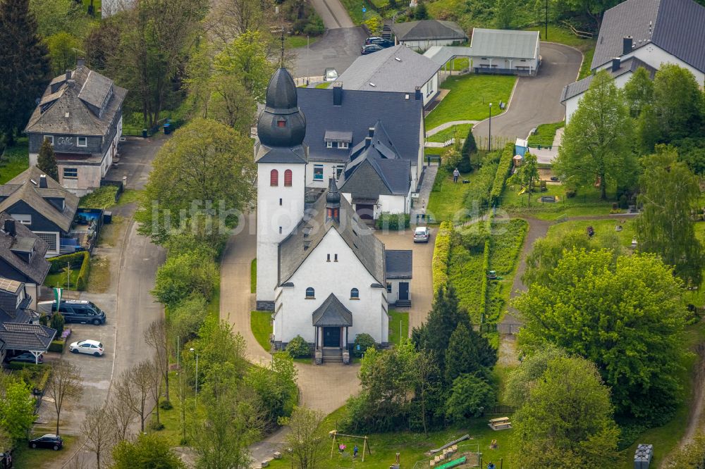 Luftaufnahme Brilon-Wald - Kirchengebaude in Brilon im Bundesland Nordrhein-Westfalen, Deutschland