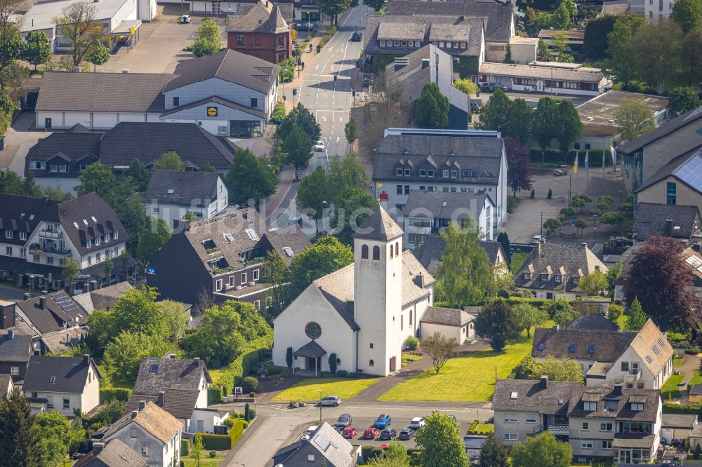 Luftaufnahme Ramsbeck - Kirchengebaude Christkönig in der Ortsmitte in Ramsbeck im Bundesland Nordrhein-Westfalen, Deutschland