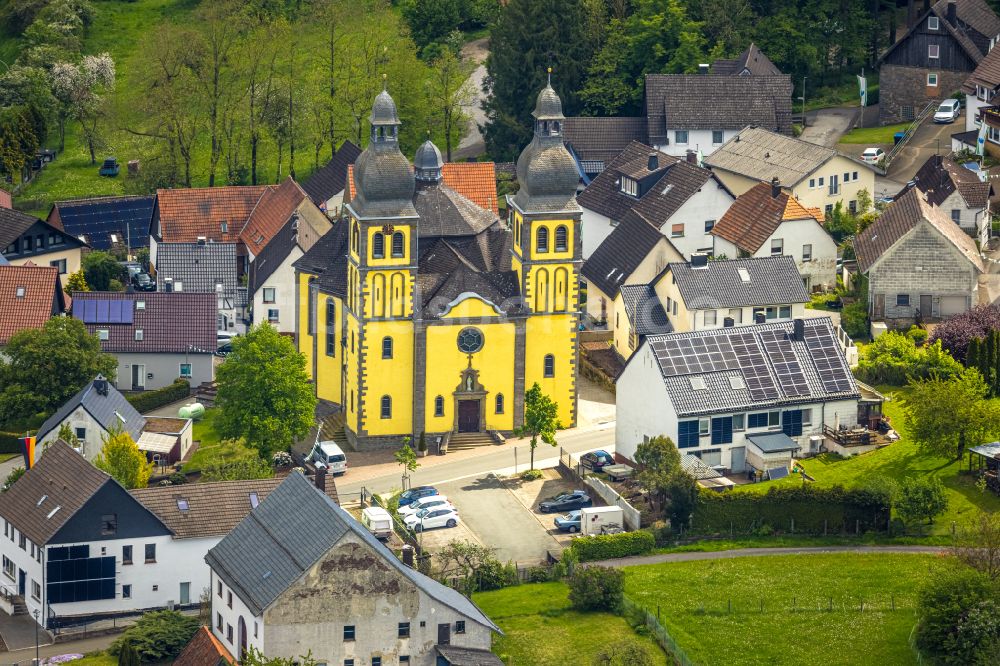 Marsberg von oben - Kirchengebaude in der Dorfmitte im Ortsteil Padberg in Marsberg im Bundesland Nordrhein-Westfalen, Deutschland