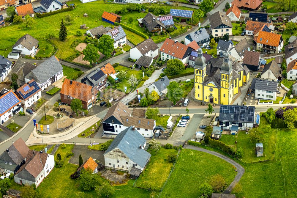 Luftbild Marsberg - Kirchengebaude in der Dorfmitte im Ortsteil Padberg in Marsberg im Bundesland Nordrhein-Westfalen, Deutschland
