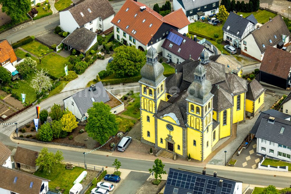 Luftaufnahme Marsberg - Kirchengebaude in der Dorfmitte im Ortsteil Padberg in Marsberg im Bundesland Nordrhein-Westfalen, Deutschland