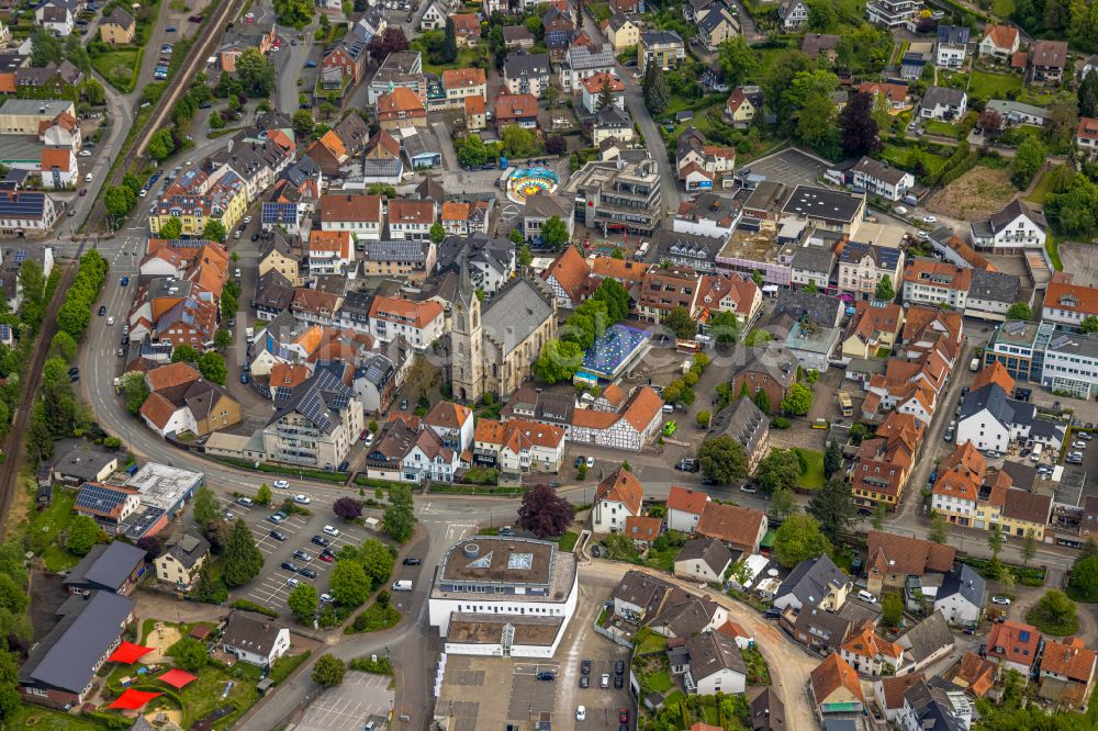 Marsberg von oben - Kirchengebaude der Katholischen Probsteipfarramt Niedermarsberg in Marsberg im Bundesland Nordrhein-Westfalen