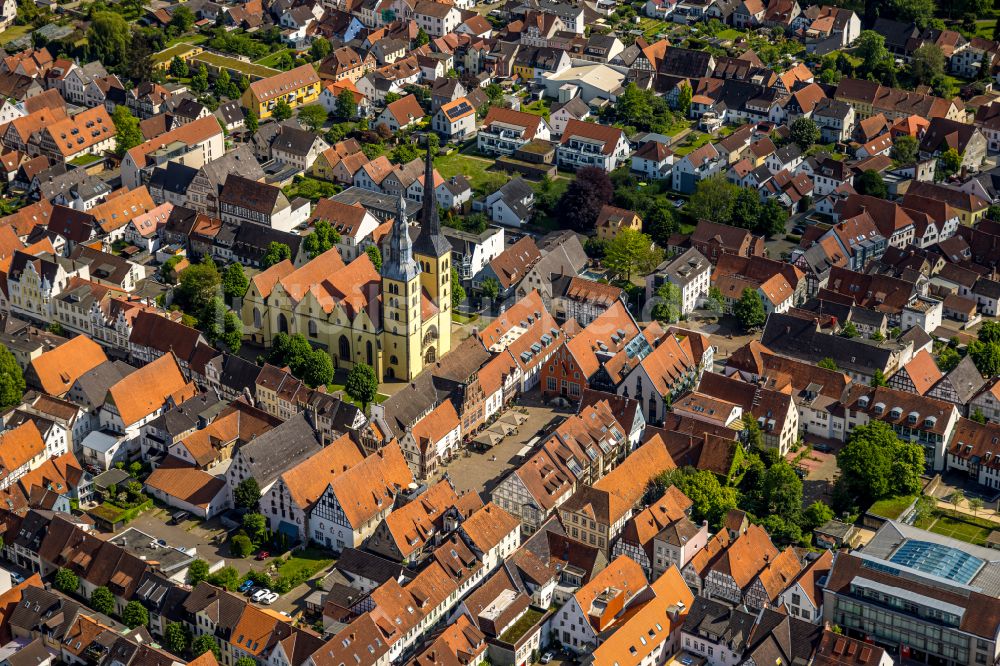 Luftaufnahme Lemgo - Kirchengebaude der St. Nicolai-Kirche in Lemgo im Bundesland Nordrhein-Westfalen, Deutschland