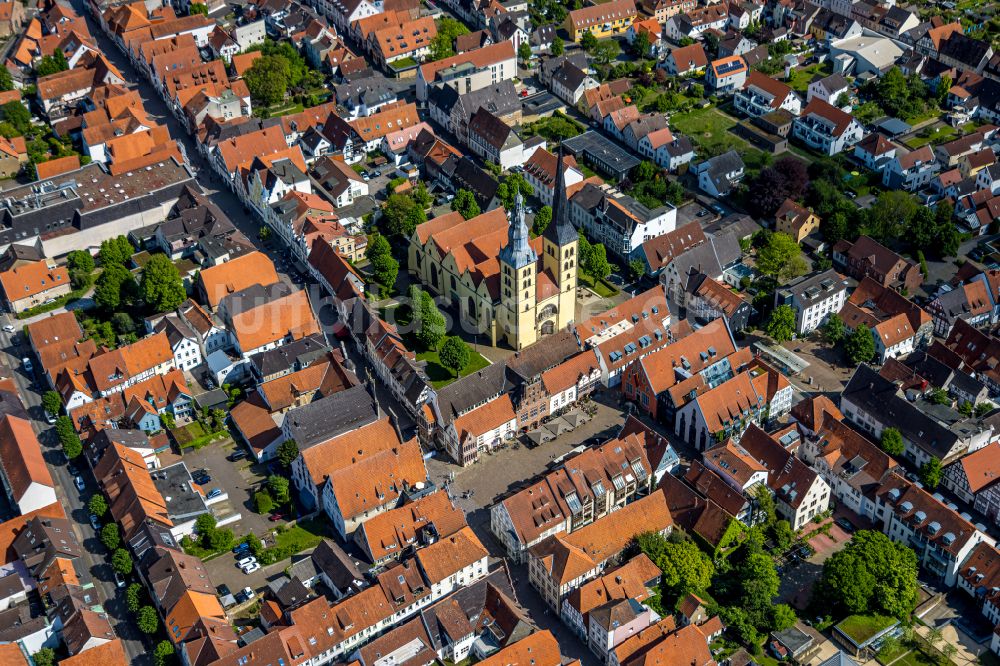 Lemgo von oben - Kirchengebaude der St. Nicolai-Kirche in Lemgo im Bundesland Nordrhein-Westfalen, Deutschland