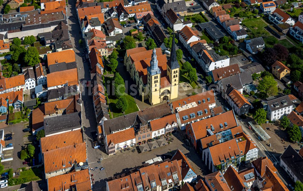 Lemgo aus der Vogelperspektive: Kirchengebaude der St. Nicolai-Kirche in Lemgo im Bundesland Nordrhein-Westfalen, Deutschland