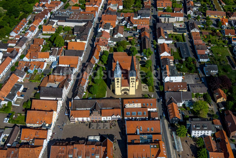 Luftbild Lemgo - Kirchengebaude der St. Nicolai-Kirche in Lemgo im Bundesland Nordrhein-Westfalen, Deutschland