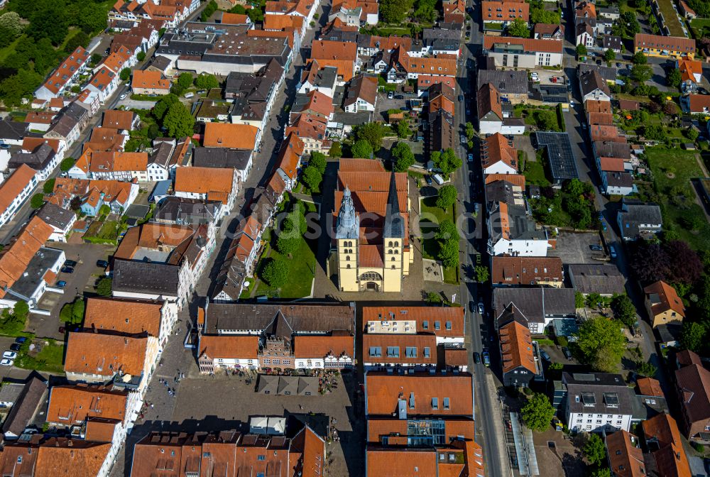 Luftaufnahme Lemgo - Kirchengebaude der St. Nicolai-Kirche in Lemgo im Bundesland Nordrhein-Westfalen, Deutschland