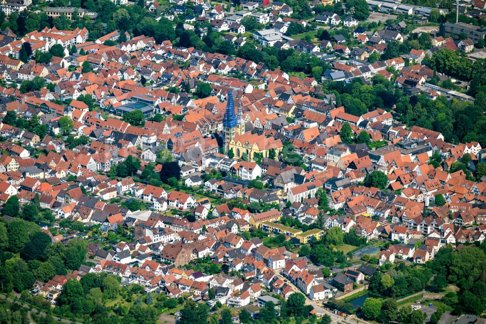 Lemgo aus der Vogelperspektive: Kirchengebaude der St. Nicolai-Kirche in Lemgo im Bundesland Nordrhein-Westfalen, Deutschland