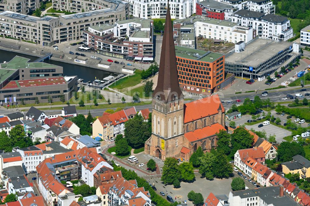 Rostock von oben - Kirchengebaude der Petrikirche in Rostock im Bundesland Mecklenburg-Vorpommern, Deutschland