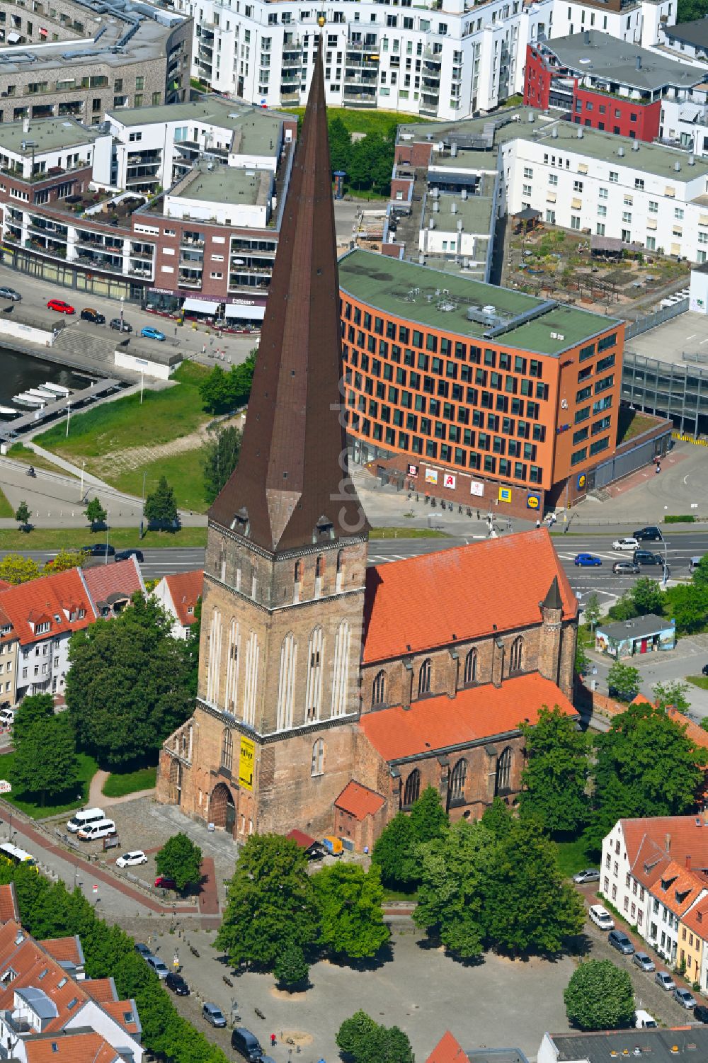 Rostock aus der Vogelperspektive: Kirchengebaude der Petrikirche in Rostock im Bundesland Mecklenburg-Vorpommern, Deutschland