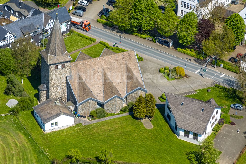 Luftaufnahme Wenholthausen - Kirchengebaude Pfarrkirche St. Cacilia in Wenholthausen im Bundesland Nordrhein-Westfalen, Deutschland