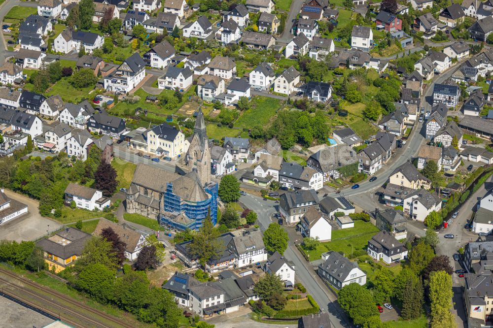 Luftaufnahme Bestwig - Kirchengebaude der Sankt-Anna-Kirche in Bestwig im Bundesland Nordrhein-Westfalen