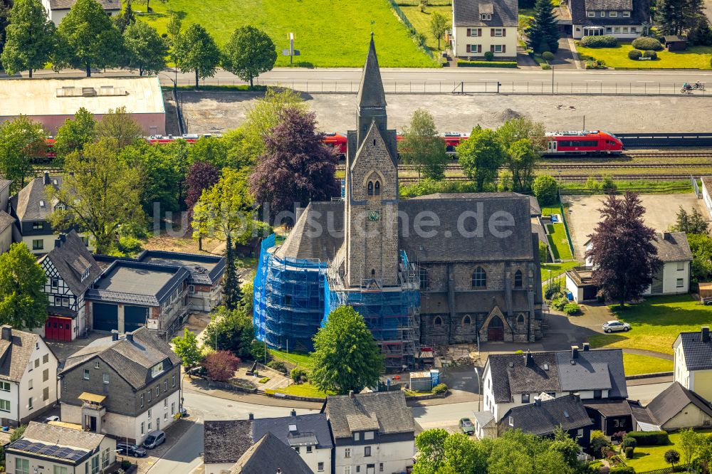 Luftaufnahme Bestwig - Kirchengebaude der Sankt-Anna-Kirche in Bestwig im Bundesland Nordrhein-Westfalen