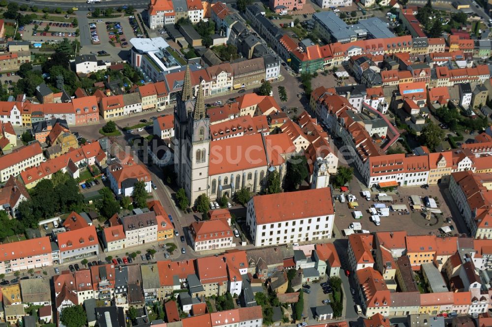 Oschatz von oben - Kirchengebäude der St. Aegidien in Oschatz im Bundesland Sachsen