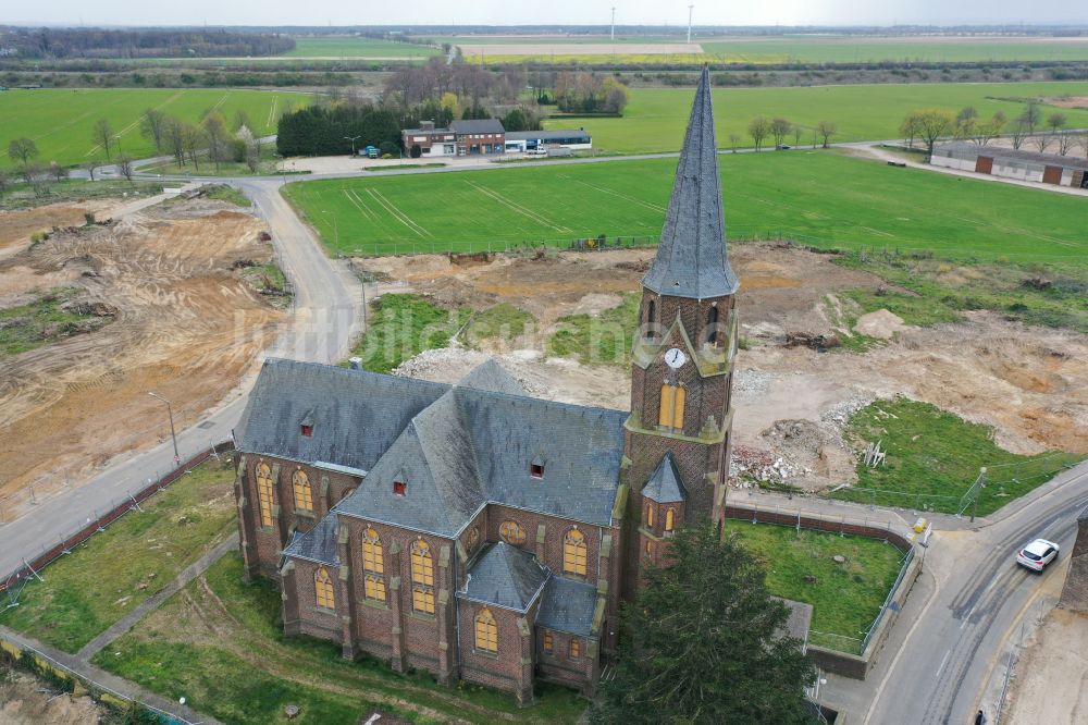 Luftbild Manheim - Kirchengebäude St. Albanus und Leonhardus in Manheim im Bundesland Nordrhein-Westfalen, Deutschland