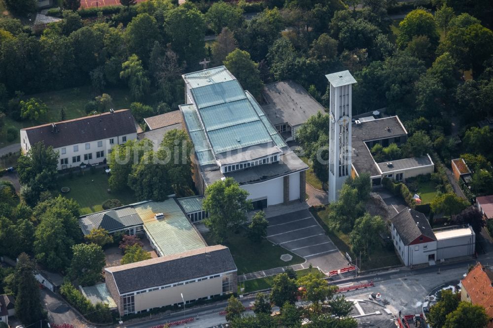 Würzburg aus der Vogelperspektive: Kirchengebäude St. Alfons an der Matthias-Ehrenfried-Straße in Würzburg im Bundesland Bayern, Deutschland