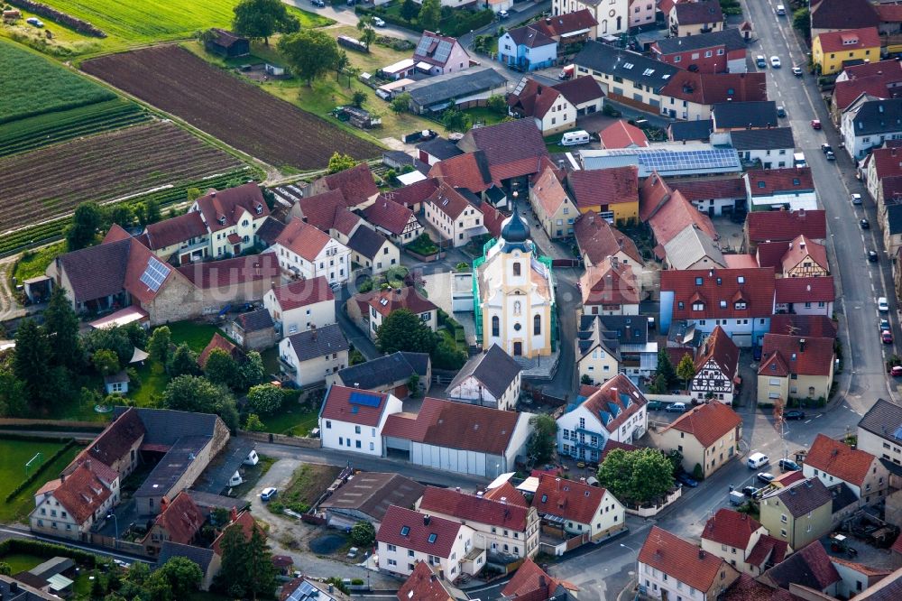 Waigolshausen von oben - Kirchengebäude der Allerheiligen Kirche Theilheim (Waigolshausen) in Waigolshausen im Bundesland Bayern, Deutschland