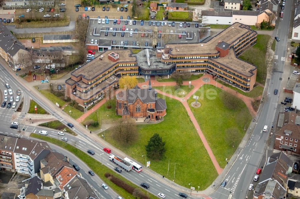 Luftbild Bottrop - Kirchengebäude der Alt-Katholische Kirche Verkündigung des Herrn Bottrop und der Gebäudekomplex der Polizei Bottrop und des Finanzamt Bottrop an der Scharnhölzstraße in Bottrop im Bundesland Nordrhein-Westfalen, Deutschland