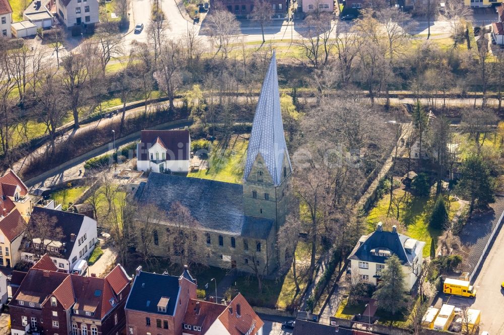 Soest aus der Vogelperspektive: Kirchengebäude der Alt St. Thomae auch Schiefer Turm an der Thomästraße in Soest im Bundesland Nordrhein-Westfalen, Deutschland