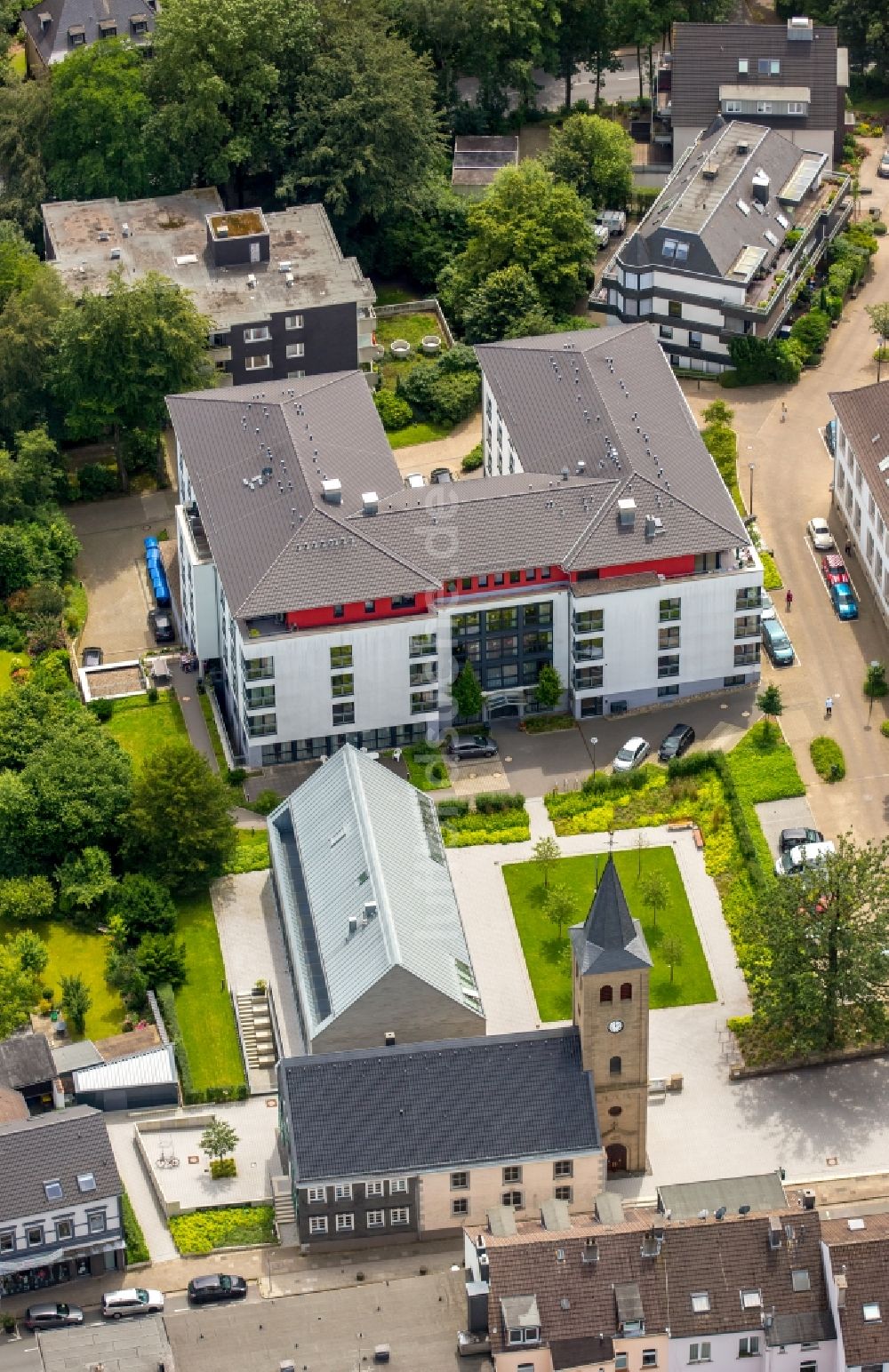 Heiligenhaus von oben - Kirchengebäude der Alten Kirche mit Gemeindehaus und Altenheim Diakoniezentrum Heiligenhaus in Heiligenhaus im Bundesland Nordrhein-Westfalen