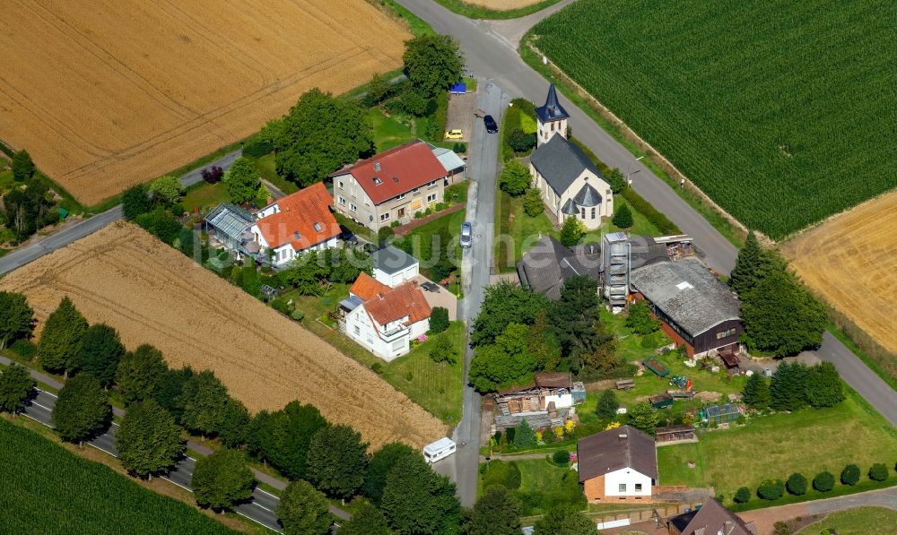 Luftaufnahme Rödinghausen - Kirchengebäude der Alten Kirche in Rödinghausen im Bundesland Nordrhein-Westfalen