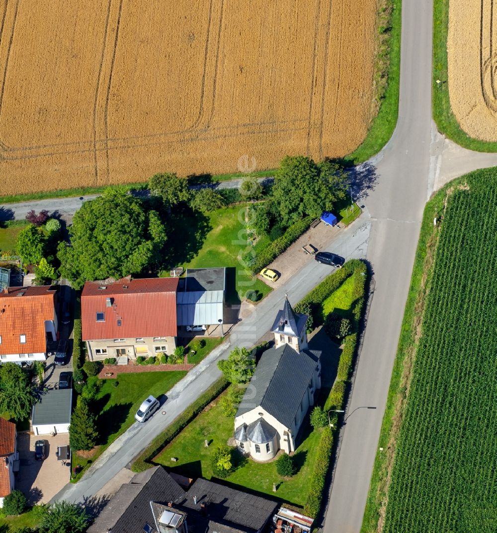 Rödinghausen von oben - Kirchengebäude der Alten Kirche in Rödinghausen im Bundesland Nordrhein-Westfalen