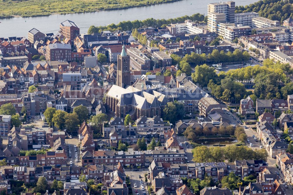 Luftbild Venlo - Kirchengebäude in der Altstadt in Venlo in Limburg, Niederlande