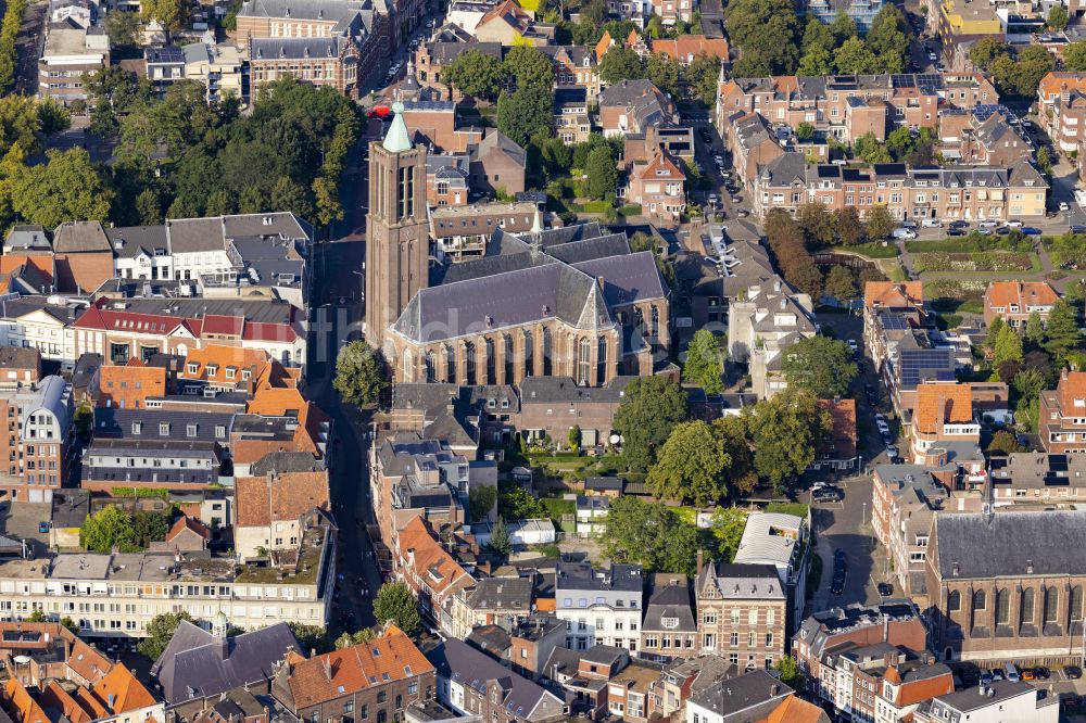 Luftaufnahme Venlo - Kirchengebäude in der Altstadt in Venlo in Limburg, Niederlande