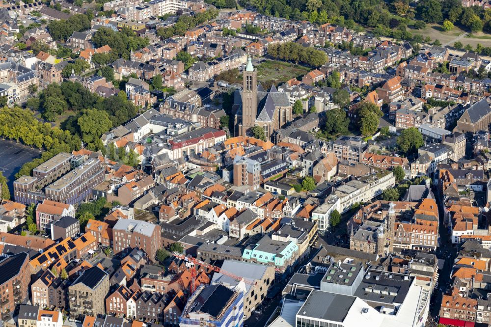 Venlo von oben - Kirchengebäude in der Altstadt in Venlo in Limburg, Niederlande