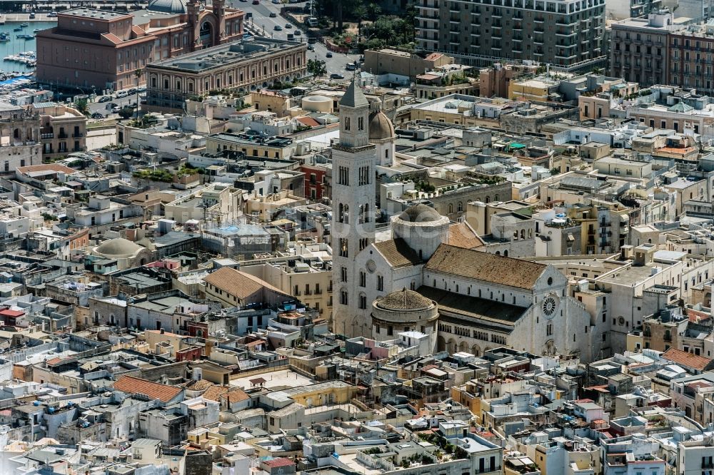 Bari von oben - Kirchengebäude im Altstadt- Zentrum in Bari in Italien