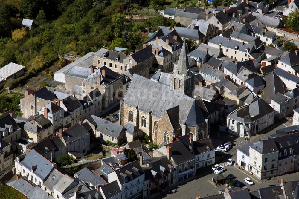 Luftaufnahme Brissac Quince - Kirchengebäude im Altstadt- Zentrum in Brissac Quince in Pays de la Loire, Frankreich