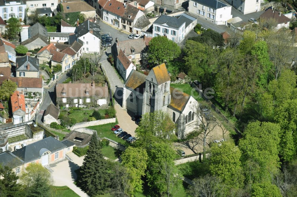 Chamarande von oben - Kirchengebäude im Altstadt- Zentrum in Chamarande in Ile-de-France, Frankreich