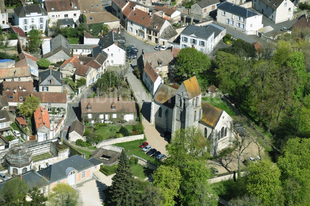 Chamarande aus der Vogelperspektive: Kirchengebäude im Altstadt- Zentrum in Chamarande in Ile-de-France, Frankreich