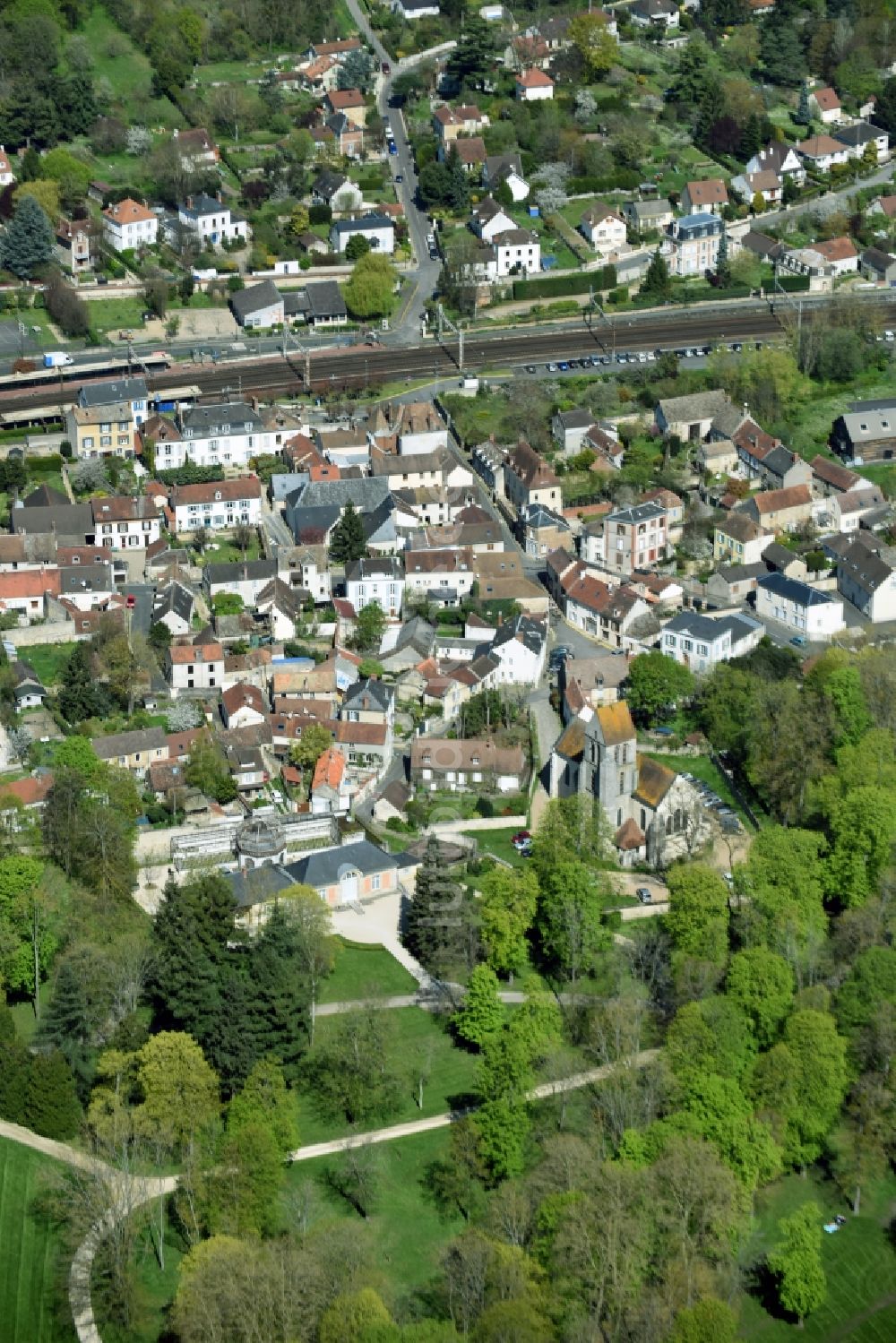 Luftbild Chamarande - Kirchengebäude im Altstadt- Zentrum in Chamarande in Ile-de-France, Frankreich