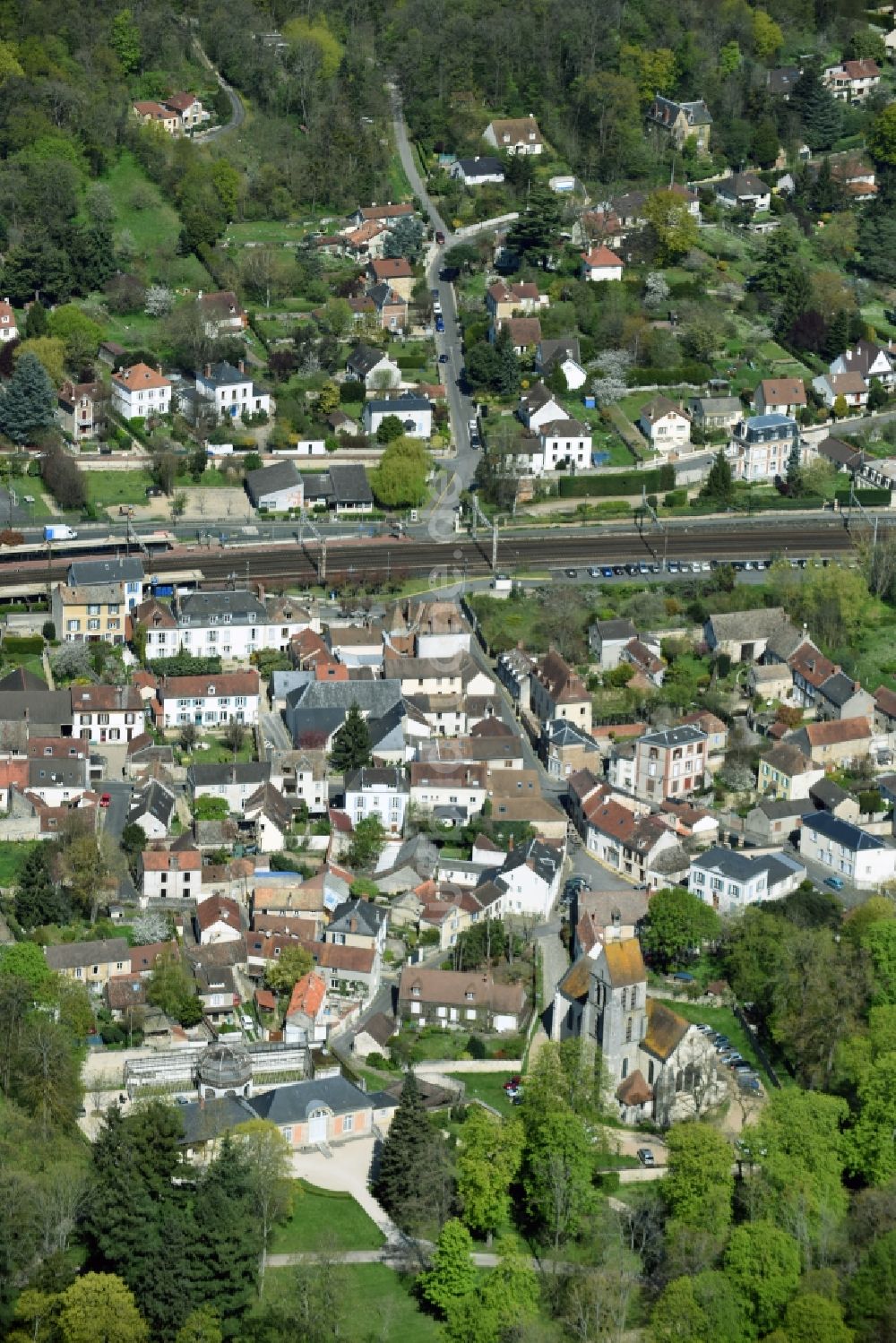 Luftaufnahme Chamarande - Kirchengebäude im Altstadt- Zentrum in Chamarande in Ile-de-France, Frankreich