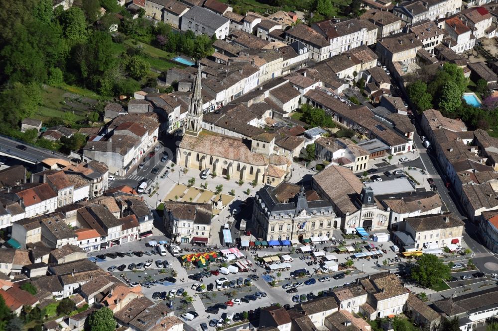 Luftaufnahme Coutras - Kirchengebäude im Altstadt- Zentrum in Coutras in Aquitaine Limousin Poitou-Charentes, Frankreich