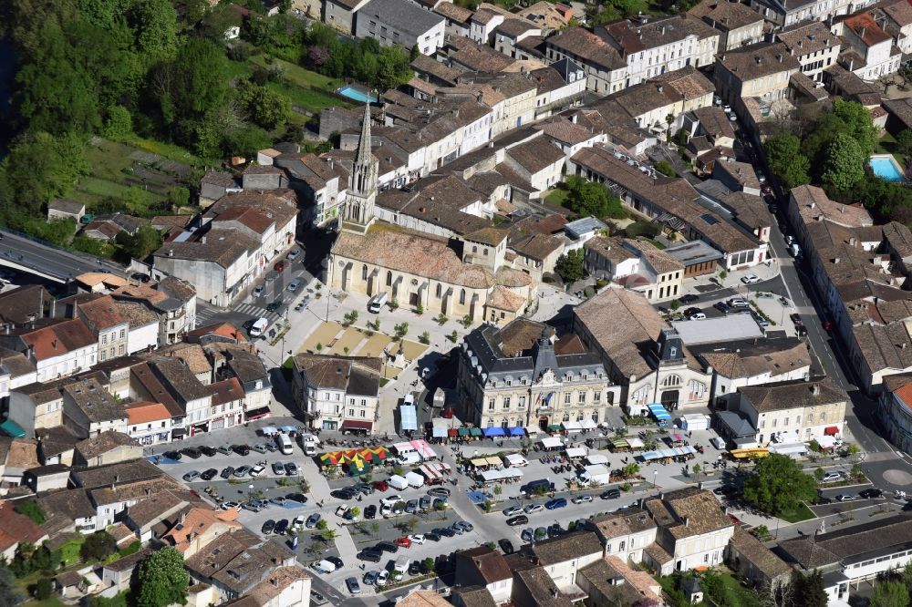 Coutras von oben - Kirchengebäude im Altstadt- Zentrum in Coutras in Aquitaine Limousin Poitou-Charentes, Frankreich