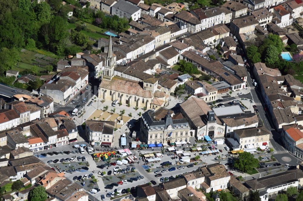 Coutras aus der Vogelperspektive: Kirchengebäude im Altstadt- Zentrum in Coutras in Aquitaine Limousin Poitou-Charentes, Frankreich