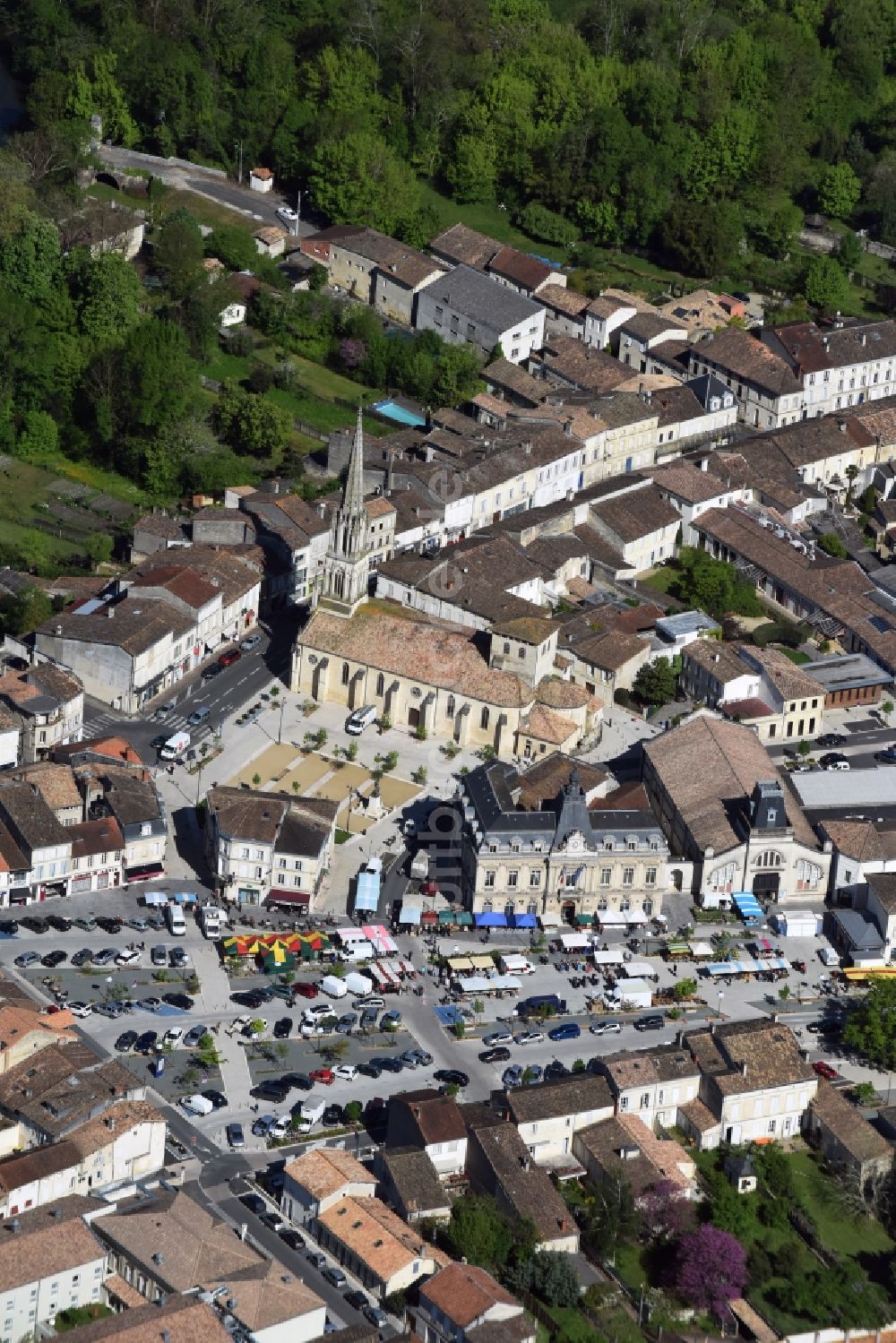 Luftbild Coutras - Kirchengebäude im Altstadt- Zentrum in Coutras in Aquitaine Limousin Poitou-Charentes, Frankreich