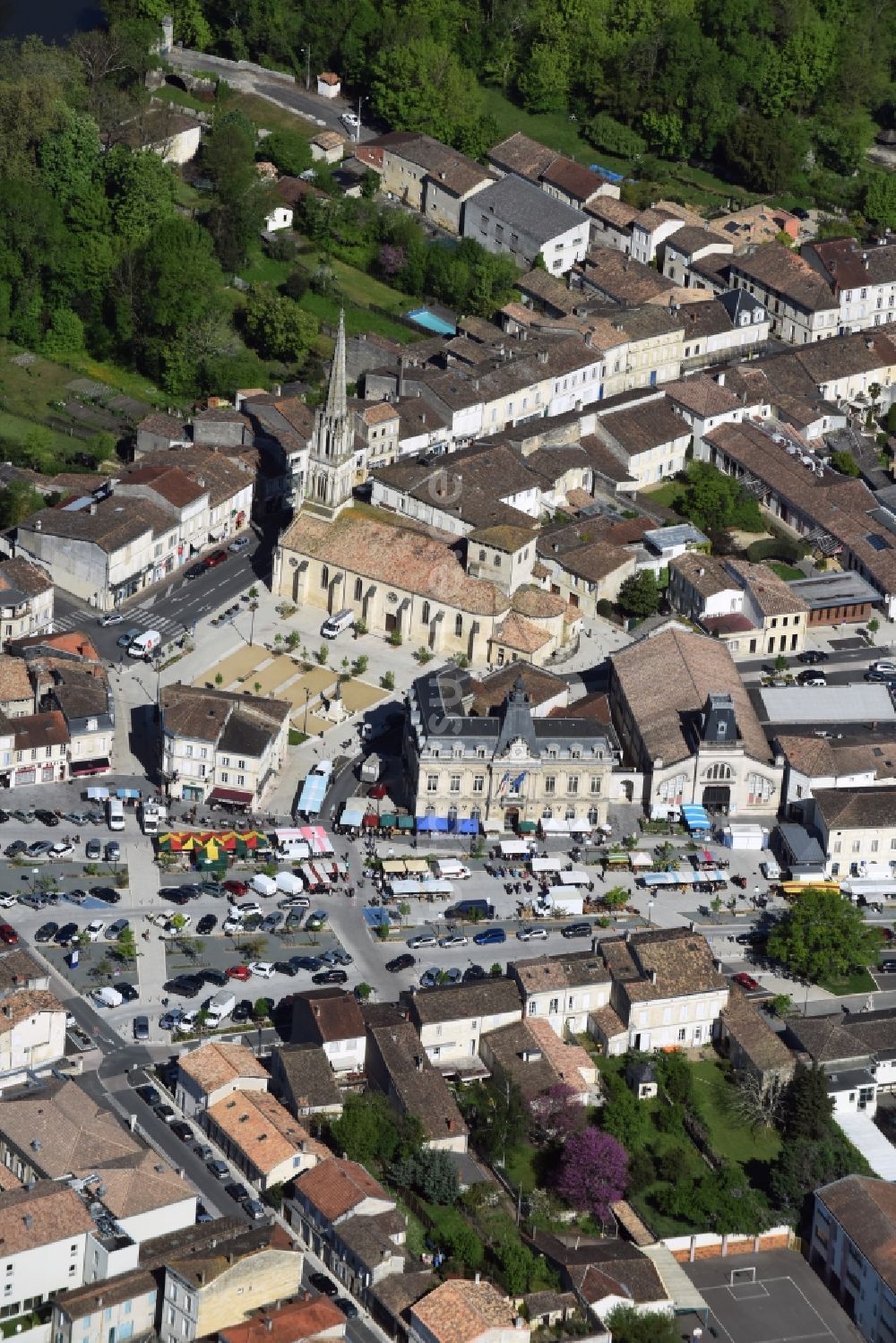 Luftaufnahme Coutras - Kirchengebäude im Altstadt- Zentrum in Coutras in Aquitaine Limousin Poitou-Charentes, Frankreich