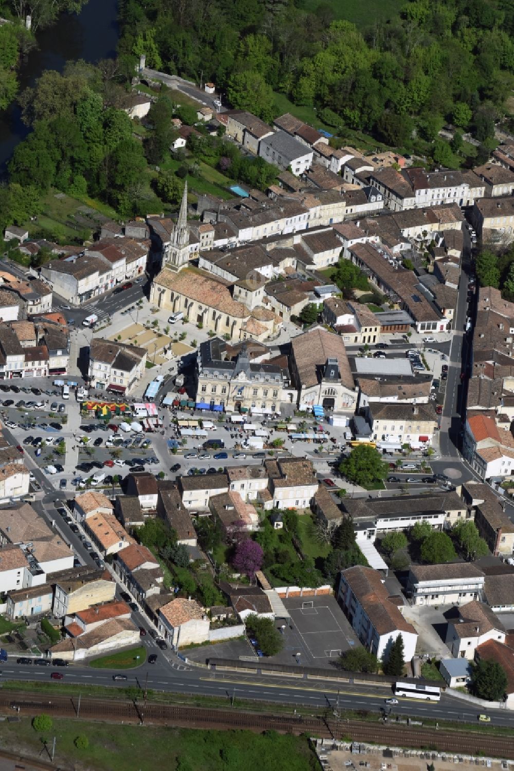 Coutras von oben - Kirchengebäude im Altstadt- Zentrum in Coutras in Aquitaine Limousin Poitou-Charentes, Frankreich