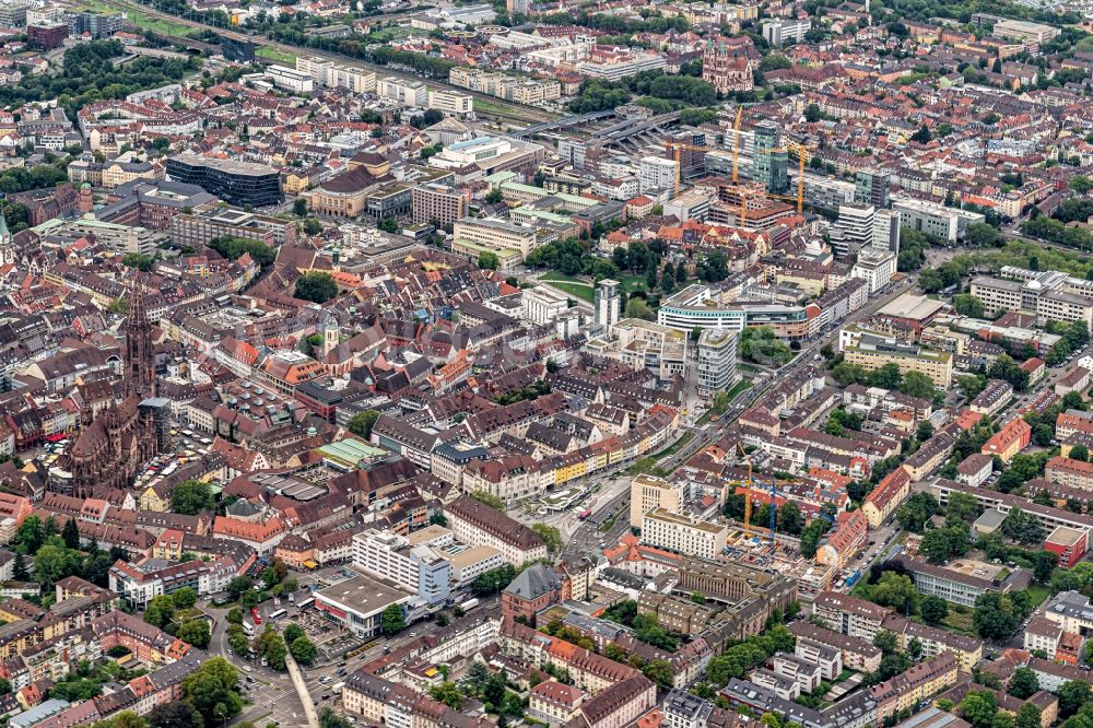 Luftaufnahme Freiburg im Breisgau - Kirchengebäude und Altstadt- Zentrum in Freiburg im Breisgau im Bundesland Baden-Württemberg, Deutschland