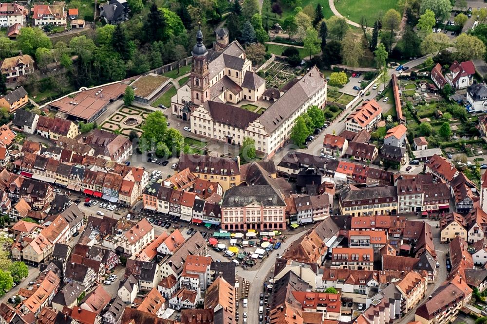 Gengenbach von oben - Kirchengebäude der Altstadt Zentrum in Gengenbach im Bundesland Baden-Württemberg