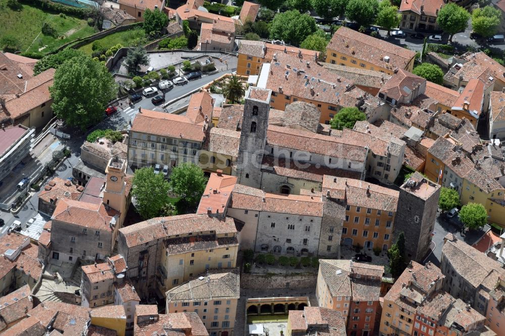 Grasse aus der Vogelperspektive: Kirchengebäude im Altstadt- Zentrum in Grasse in Provence-Alpes-Cote d'Azur, Frankreich