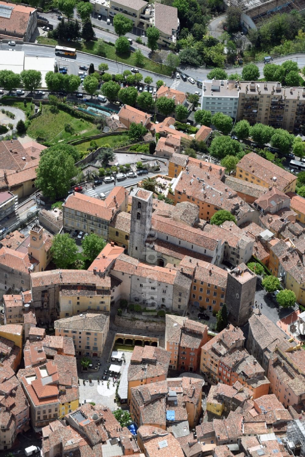 Luftaufnahme Grasse - Kirchengebäude im Altstadt- Zentrum in Grasse in Provence-Alpes-Cote d'Azur, Frankreich