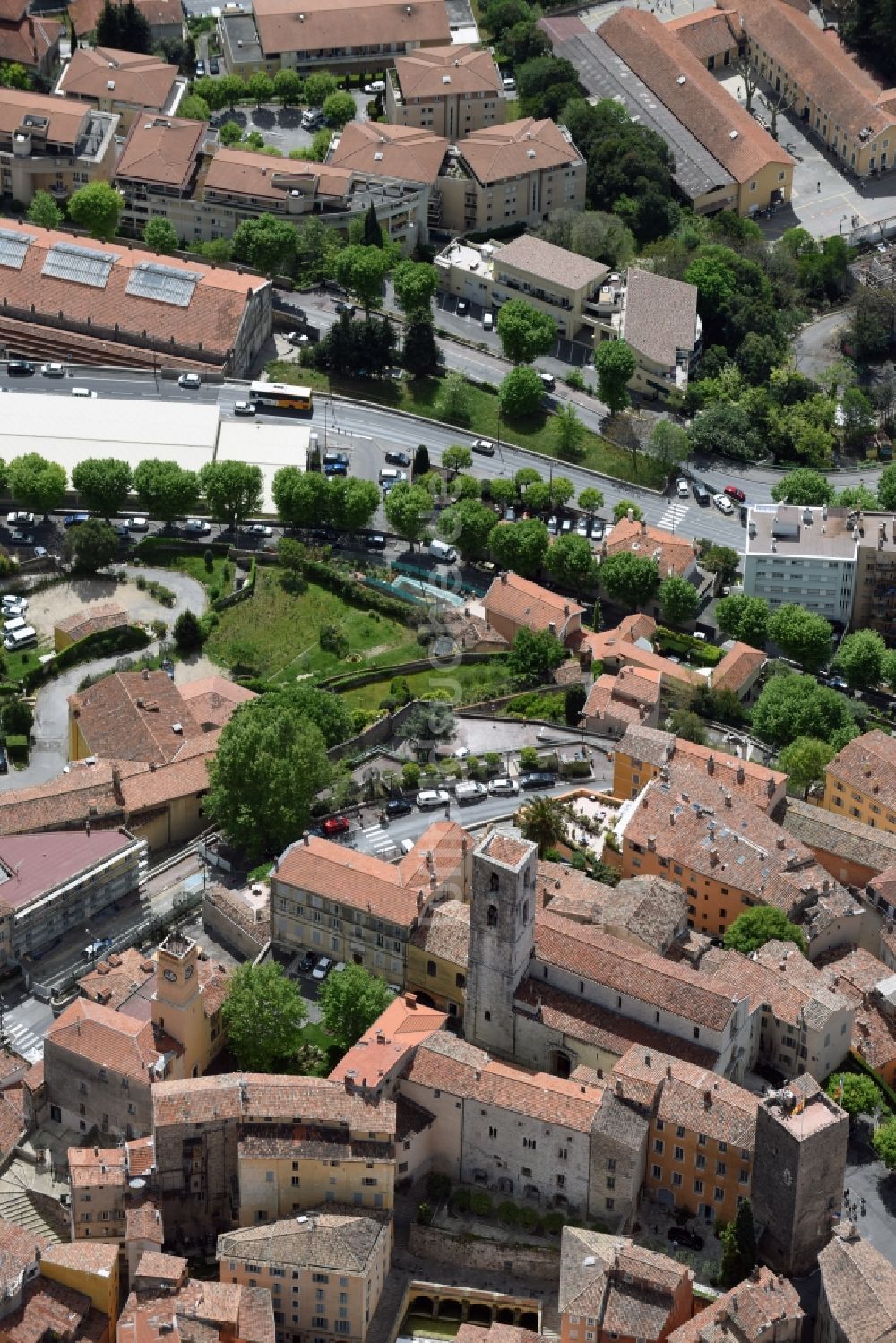 Grasse von oben - Kirchengebäude im Altstadt- Zentrum in Grasse in Provence-Alpes-Cote d'Azur, Frankreich