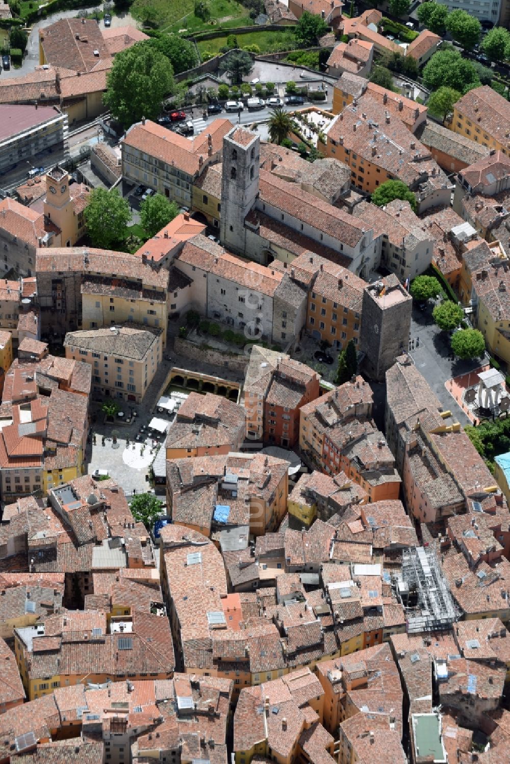 Grasse aus der Vogelperspektive: Kirchengebäude im Altstadt- Zentrum in Grasse in Provence-Alpes-Cote d'Azur, Frankreich