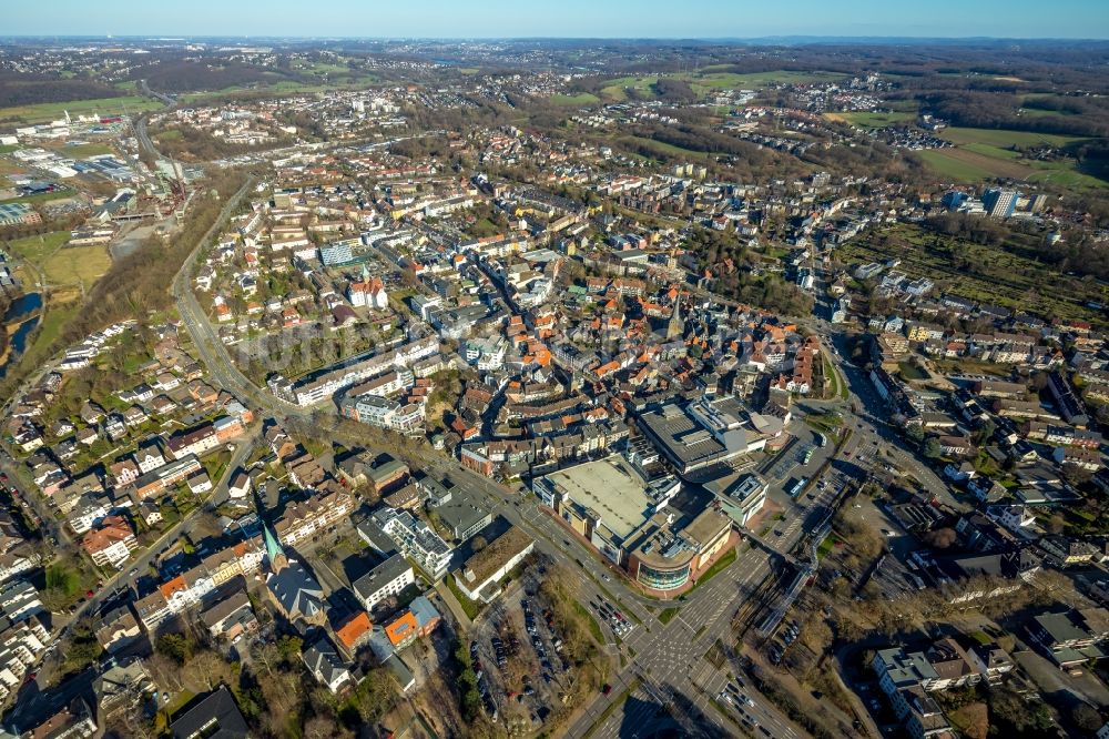 Hattingen von oben - Kirchengebäude im Altstadt- Zentrum in Hattingen im Bundesland Nordrhein-Westfalen, Deutschland